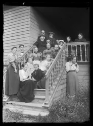 Gruppebillede på trappen til Den Hvide Villa