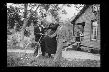 Wolter, Blenda og Einar Simberg i den gule villas gård, på villaens veranda Elma Simberg