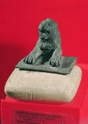 Løve holder en Hurrian-fundamenttavle af kong Tish-atal af Urkesh og Nawar, ca. 2150 f.Kr., (bronze og kalksten)