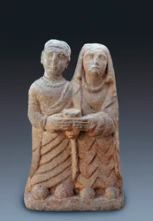 Antik kunst: et par bringer en offergave. Stenskulptur, 3. århundrede f.Kr. Det Nationale Arkæologiske Museum i Madrid.