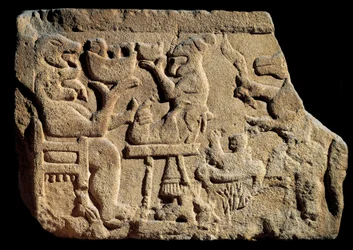 Iberisk kunst: lavrelief med en mytologisk banketscene, hvor en underverdensgud har to hoveder med åben mund foran et offeralter. Omkring 500 f.Kr. Fra graven i Pozo Moro, Spanien. Madrid, Museo Arqueológico Nacional
