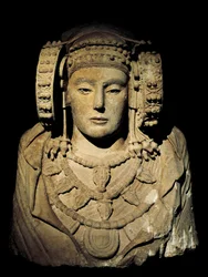 Iberisk civilisation: Damen fra Elche - 6. århundrede f.Kr., fra fundstedet La Alcudia, Elche - opbevaret i Madrid, Det Nationale Arkæologiske Museum - Damen fra Elche eller Damen fra Elx - bemalet kalkstensskulptur, 6. århundrede f.Kr., iberisk kunst