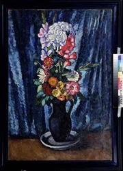 Buket blomster i en kande foran en blå baggrund. (Blok af blomster i en sort kande på den blå baggrund). Maleri af Ilya Ivanovich Mashkov (Ilia Mashkov, Matchkov) (1881-1944), olie på lærred 1916. Russisk kunst, tidligt 20. århundredes stilleben. Område
