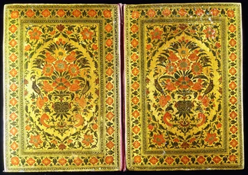 Et par bogomslag i lak dekoreret med et blomsterdesign, med en blomstervase og finker i midten, 1700-tallet