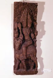 Agni, ildguden, afbildet med to hoveder (bicefal) på en vædder, ifølge hinduistisk mytologi. Træskulptur fra 17. århundrede. Paris, Musée Guimet.