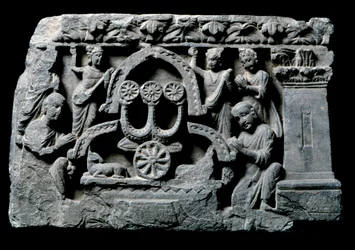 Art of Gandhara (eller græsk-buddhisme): "" Buddha i bøn"" miraklet Sravasti (Shravasti eller Savatthi) (Praying Buddha, Sravastis mirakel) Relief af Gandhara-skolen - 2. til 4. århundrede - Indian Museum, Calcutta Indien