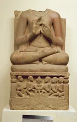 Udskæring af Buddha i holdningen til at prædike en prædiken, Sarnath, Uttar Pradesh, 5. århundrede (sandsten)