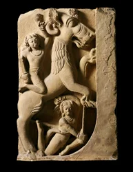 Indisk kunst: Griffon med to krigere. Gupta-dynastiet (320-600 e.Kr.) Fra Saranath.