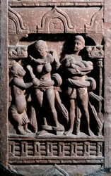 Indisk kunst: Sundernanda (Nanda) hjælper Sundari med at få sit toilet. Periode Kochne (Kushan og Kushan)