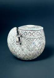 Pulverhorn, indisk, 1700-tallet (horn og perlemor)
