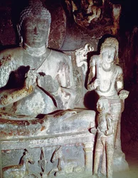 Siddende Buddha laver den første undervisningsgest fra Caitya Hall of Cave 10