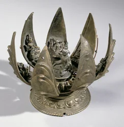 Vishnu med lotusen, omgivet af sine inkarnationer på de hængslede kronblade, Østindien, cirka 1200