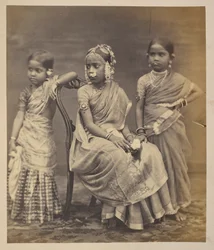 Gruppe børn fra Madras, der viser måden at bære smykker på, ca. 1870 (sepiafoto)