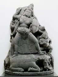 Durga dræber Mahisa, ca. 1300 (vulkansk sten)