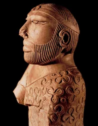 Induskulturen: træbuste af en præstekonge. Omkring 2000 f.Kr. Fra Mohenjo-Daro-området i Pakistan. Pakistans Nationalmuseum, Karachi.