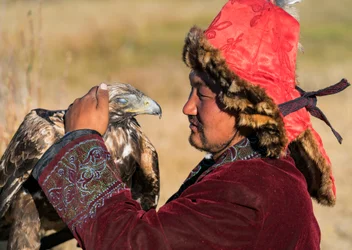 En kasakhisk ørnejæger nær landsbyen Bayan i det vestlige Mongoliet, 2016 (foto)