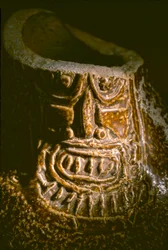 Artefakter fra Hucha. El Brujo er et afsidesliggende kompleks af pyramideruiner fra Moche - en kultur, der herskede over Perus nordkyst fra ca. 100 til 800 e.Kr. Da den tyske arkæolog Max Uhle gravede i Moche-dalen i 1899, var han den første til at indse, 