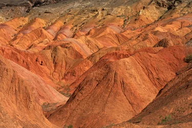 Ved de farvede klipper nær lejrpladsen ved Wu Cai Wan i Gobi-ørkenen, Xinjiang,..., 2007 (foto)