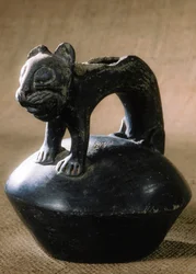 Keramisk kattedyr i Chimu-stil, fundet i Purachuco, Peru. Den anslåede alder er 500 - 600 år.