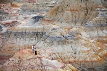 Farvede klipper nær Wu Cai Wan i Gobi-ørkenen, Xinjiang, Vestkina, 2007 (foto)