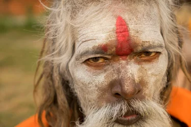 Hellige mænd ved Pashupatinath-templet på bredden af Bagmati-floden i Kathmandu, Nepal, 2014 (foto)