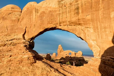 Solopgangslys på Window Arch i Arches Nationalpark lige uden for Moab, Utah, 2012