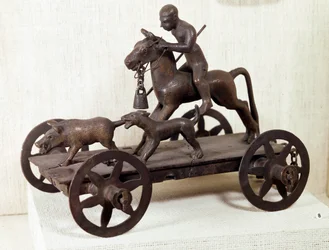 Jernalderen: miniaturevogn i bronze fra Mérida med en scene fra en vildsvinejagt. Fra Mérida, Spanien. Mål: 0,12x0,28 m. Saint-Germain-en-Laye, Det Nationale Arkæologiske Museum