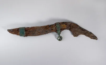 Stor kniv med rester af skede, sandsynligvis fra Sopron, Ungarn, jernalderen (jern og træ)