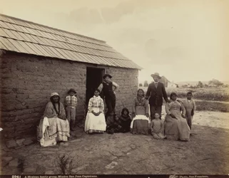 En mexicansk familiegruppe, Mission San Juan Capistrano, Californien,1880 (foto)