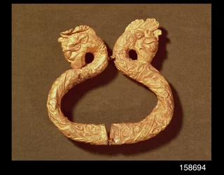 Armbånd med to monsterhoveder, 14.-15. århundrede (træ)
