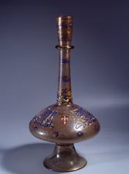 Islamisk kunst: flasken har længe enamed glashals af Vice King Tuquztemur. 1345 ca.. fra Egypten eller Syrien. Svag. 50 cm. Paris, Louvre-museet