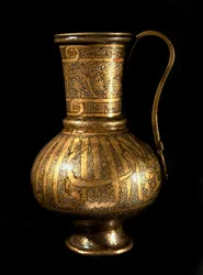 Islamisk kunst: karaffel med sølvindlæg og arabisk skrift. Mamluk-håndværk fra det 14. århundrede. Kairo, Museum for Islamisk Kunst