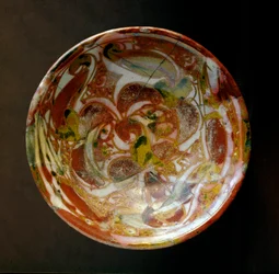 Islamisk kunst: lille keramikskål med grøntsagsdekorationer. Fra Irak. 9. århundrede e.Kr. Svag. 13,8 cm Paris, Musée du Louvre