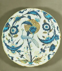 Iznikfad malet med en påfugl, der sidder blandt blomster, Tyrkiet, ca. 1550-55