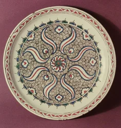 Tallerken dekoreret med et flammemønster, Iznik, fra Tyrkiet (keramik)