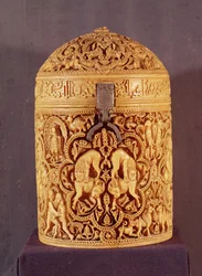 Pyx med et relief, der skildrer det høviske liv, indskrevet med navnet Al-Mughira, søn af kaliffen Abd-al-Rahman III, Umayyad-perioden, fra Cordoba, 968 e.Kr. (se også 101673)