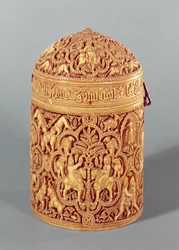 Pyx med et relief, der skildrer det høviske liv, indskrevet med navnet Al-Mughira, søn af kaliffen Abd-al-Rahman III, Umayyad-perioden, fra Cordoba, ca. 968 e.Kr. (se også 101673 & 15