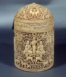 Pyxide (kasse) af Al-Mughira (Al Mughira eller Moughira) i elfenben fra Cordoba og beregnet til Emiren, 968. Paris, Louvre Museum