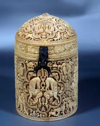 Pyxide (kasse) af Al-Mughira (Al Mughira eller Moughira) i elfenben fra Cordoba og beregnet til Emiren, 968. Paris, Louvre Museum