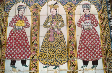 Flisepanel, der illustrerer traditionelle kostumer (keramik)