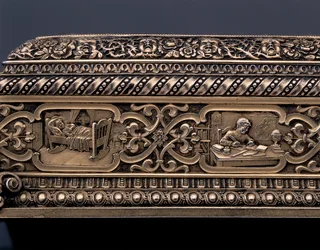 Detalje af et miniature menneskeskelet og sarkofag