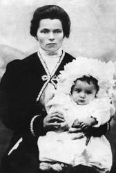 Benito Mussolini som barn med sin mor Rosa Maltoni - 1884 - Benito MUSSOLINI (1883-1945) i armene på sin mor Rosa Maltoni.