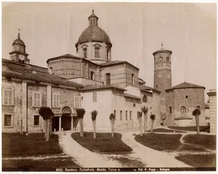 Cathedral of Resurrection of Our Lord Jesu Kristi, med dåbskapellet til højre, Ravenna, Emilia-Romagna, Italien, fotografi af Pietro Poppi, Bologna, ca 1900