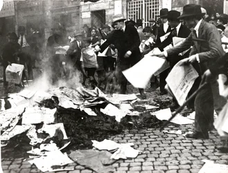 Fascistisk hold brænder socialistiske aviser "Il Paese" efter at have ødelagt belejringen