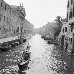 Gondolier på en kanal i Venedig