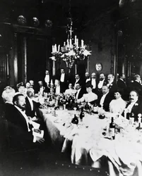 Frokost på Casa Sonzogno, blandt gæsterne er det muligt at genkende Francesco Cilea, Pietro Mascagni, Umberto Giordano, Carlo Romussi, Arturo Colautti, Amintore Galli og Edoardo Sonzogno, Milano