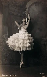 Portræt af en ballerina, postkort; støtten indeholder indikationen "Anna Nelson"