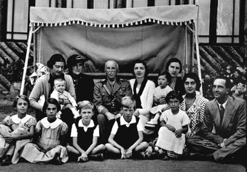 Den italienske kongefamilie. I centrum Victor Emmanuel III (Vittorio Emanuele). Blandt de siddende børn, den 3. fra venstre er prins Victor Emmanuel (Victor-Emmanuel) (Vittorio Emanuele), den sidste til højre hans far Humbert II (Umberto II). 19