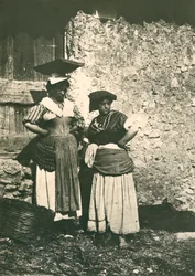 To bønder fra det romerske landskab iført traditionelt tøj, Italien, ca. 1910