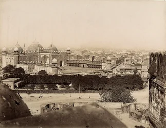 Udsigt over byen Agra og Moti-moskeen (Agra Fort), ca. 1890 (sølv gelatinetryk)